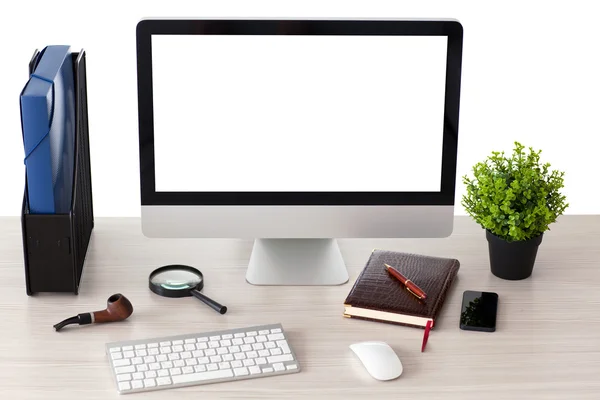 Computador com tela isolada fica na mesa — Fotografia de Stock