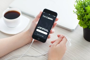 Alushta - 24 Ekim 2014: Ekranda müzik eşliğinde iPhone 6 Space Gray 'i tutan kız. iPhone 6 Apple Inc. tarafından oluşturuldu ve geliştirildi.