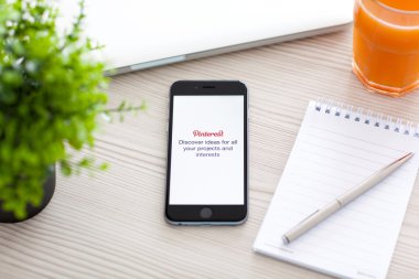 Alushta - 24 Ekim 2014: Telefon iPhone 6 Space Gray sosyal internet servisi Pinterest ile ekranda. iPhone 6 Apple Inc. tarafından oluşturuldu ve geliştirildi