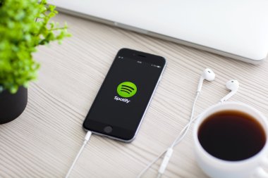 Alushta - 24 Ekim 2014: Telefon iPhone 6 Space Gray ve müzik servisi Spotify masadalar. iPhone 6 Apple Inc. tarafından oluşturuldu ve geliştirildi.