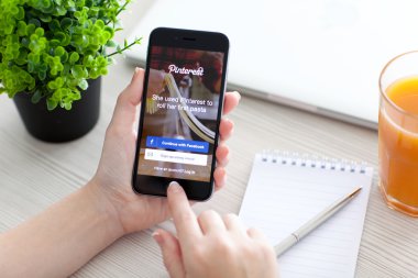 Alushta - 24 Ekim 2014: Ekranda sosyal internet servisi Pinterest ile iPhone 6 Space Gray 'i tutan kız. iPhone 6 Apple Inc. tarafından oluşturuldu ve geliştirildi.