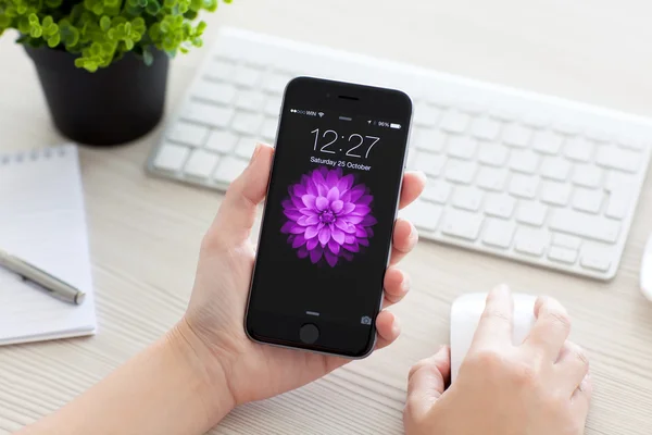 Alushta Října 2014 Dívka Odemknout Její Telefon Iphone Space Gray — Stock fotografie