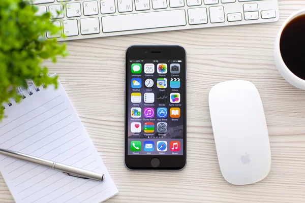 Alushta 2014年10月25日 新手机Iphone Space Gray在屏幕上发布应用程序 Iphone 6是由Apple Inc创建和开发的 — 图库照片