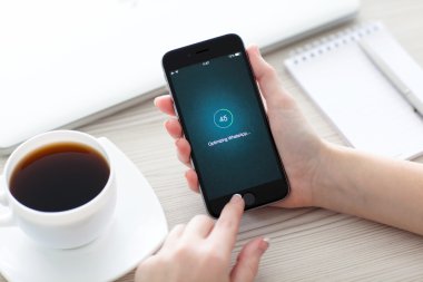 Alushta - 24 Ekim 2014: Ekranda sosyal internet servisi WhatsApp ile iPhone 6 Space Gray 'i tutan kız. iPhone 6 Apple Inc. tarafından oluşturuldu ve geliştirildi
