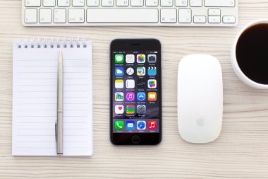 Alushta - 25 Ekim 2014: Ekranda uygulamaları olan yeni telefon iPhone 6 Space Gray masadadır. iPhone 6 Apple Inc. tarafından oluşturuldu ve geliştirildi.