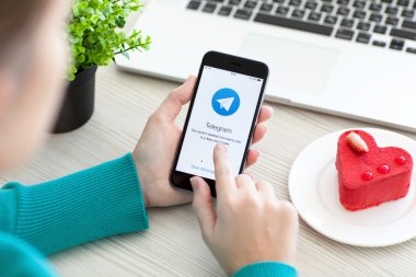 İPhone 6 tutan kadın alan gri Servisi telgraf