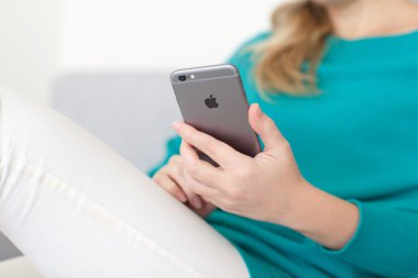 Alushta - 29 Ekim 2014: Elinde yeni bir iPhone 6 Space Gray tutan kadın. iPhone 6 Apple Inc. tarafından oluşturuldu ve geliştirildi.