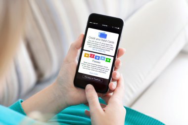 Alushta - 29 Ekim 2014: Apple Pay ve Passbook hizmetli iPhone 6 Space Gray 'i elinde tutan kadın. iPhone 6 Apple Inc. tarafından oluşturuldu ve geliştirildi.