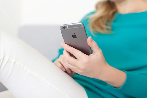 Alushta Octubre 2014 Mujer Sosteniendo Mano Nuevo Iphone Space Gray — Foto de Stock