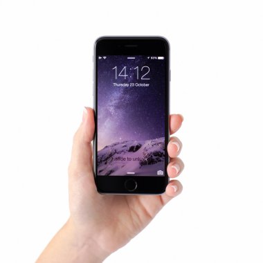 Alushta - 23 Ekim 2014: Ekranda kilidi açık iPhone 6 Space Gray 'i tutan kadın. iPhone 6 Apple Inc. tarafından oluşturuldu ve geliştirildi.