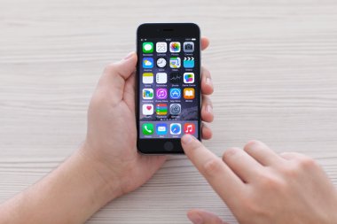 Alushta - 23 Ekim 2014: masada elinde yeni bir iPhone 6 Space Gray tutan adam. iPhone 6 Apple Inc. tarafından oluşturuldu ve geliştirildi.