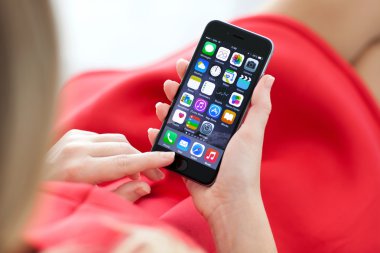 Alushta - 29 Ekim 2014: Elinde yeni bir iPhone 6 Space Gray tutan kadın. iPhone 6 Apple Inc. tarafından oluşturuldu ve geliştirildi.