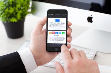 Alushta - 2 Kasım 2014: Elindeki iPhone 6 Space Gray ile Apple Pay ve Passbook servisi ekranda. iPhone 6 Apple Inc. tarafından oluşturuldu ve geliştirildi.