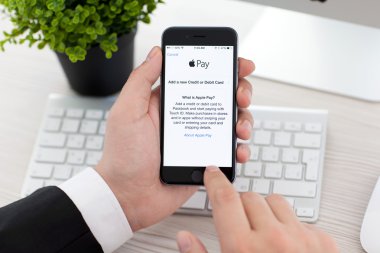 Alushta - 3 Kasım 2014: Elindeki iPhone 6 Space Gray ile Apple Pay servisi ekranda. iPhone 6 Apple Inc. tarafından oluşturuldu ve geliştirildi.