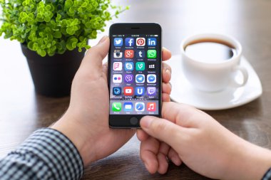 Alushta - 20 Kasım 2014: İnsan ellerinde iPhone 6 'da sosyal ağların ünlü markalarından oluşan bir dizi program. iPhone 6 Apple Inc. tarafından oluşturuldu ve geliştirildi