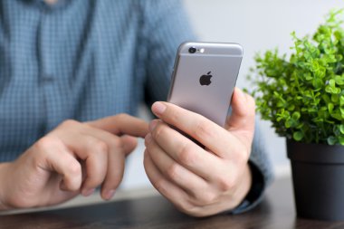 Alushta - 20 Kasım 2014: Elinde yeni bir iPhone 6 Space Gray tutan adam. iPhone 6 Apple Inc. tarafından oluşturuldu ve geliştirildi.