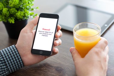 Alushta - 21 Kasım 2014: Ekranda sosyal internet servisi Pinterest ile iPhone 6 Space Gray 'i tutan adam. iPhone 6 Apple Inc. tarafından oluşturuldu ve geliştirildi.