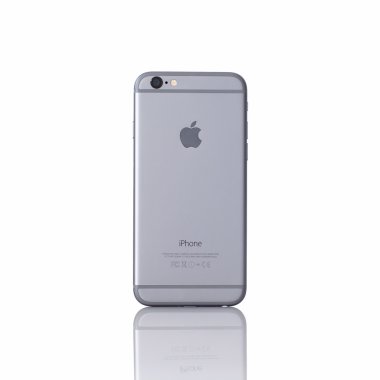 Alushta - 11 Kasım 2014: Yansımalı yeni izole edilmiş iPhone 6 Space Gray. iPhone 6 Apple Inc. tarafından oluşturuldu ve geliştirildi.