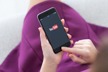 Alushta - 22 Kasım 2014: Ekranda video servis YouTube 'u olan iPhone 6 Space Gray' i tutan kadın. iPhone 6 Apple Inc. tarafından oluşturuldu ve geliştirildi.