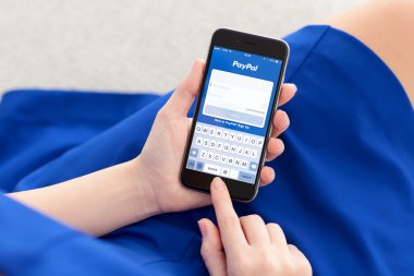 Alushta - 3 Aralık 2014: Ekranda PayPal servisi olan iPhone 6 Space Gray 'i tutan kadın. iPhone 6 Apple Inc. tarafından oluşturuldu ve geliştirildi.