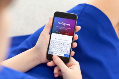 Alushta - 3 Aralık 2014: Ekranda sosyal ağ servisi Instagram ile iPhone 6 Space Gray 'i tutan kadın. iPhone 6 Apple Inc. tarafından oluşturuldu ve geliştirildi.