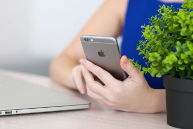 Alushta - 3 Aralık 2014: Elinde yeni bir iPhone 6 Space Gray tutan kadın. iPhone 6 Apple Inc. tarafından oluşturuldu ve geliştirildi