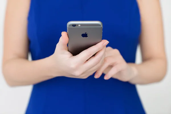 Alushta December 2014 Vrouw Met Een Nieuwe Iphone Space Gray — Stockfoto