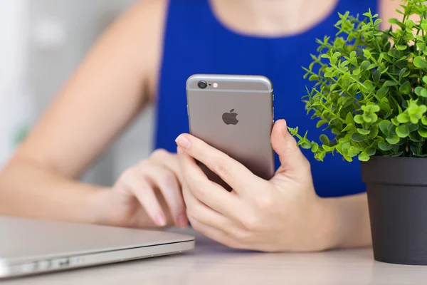 Alushta Desember 2014 Perempuan Memegang Iphone Space Gray Yang Baru — Stok Foto