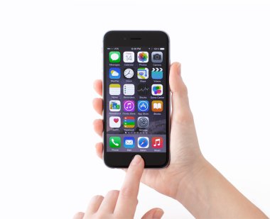 Alushta - 14 Kasım 2014: Bir kadının elinde izole edilmiş yeni telefon iPhone 6 Space Gray. iPhone 6 Apple Inc. tarafından oluşturuldu ve geliştirildi