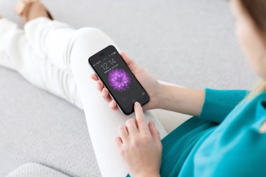 Alushta - 29 Ekim 2014: Ekranda kilidi açık iPhone 6 Space Gray 'i tutan kadın elleri. iPhone 6 Apple Inc. tarafından oluşturuldu ve geliştirildi.