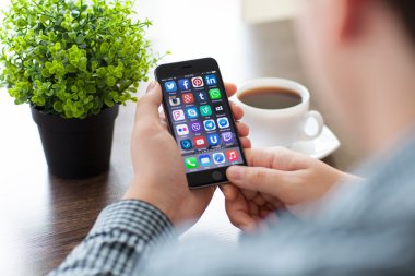 Alushta - 20 Kasım 2014: İnsan ellerinde iPhone 6 'da sosyal ağların ünlü markalarından oluşan bir dizi program. iPhone 6 Apple Inc. tarafından oluşturuldu ve geliştirildi