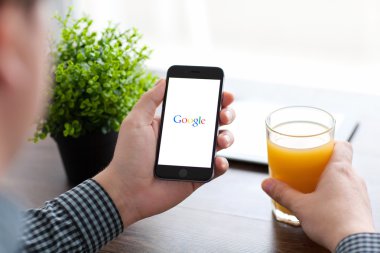 Alushta - 21 Kasım 2014: Ekranda Google sosyal ağ hizmeti ile iPhone 6 Space Gray 'i tutan adam. iPhone 6 Apple Inc. tarafından oluşturuldu ve geliştirildi.