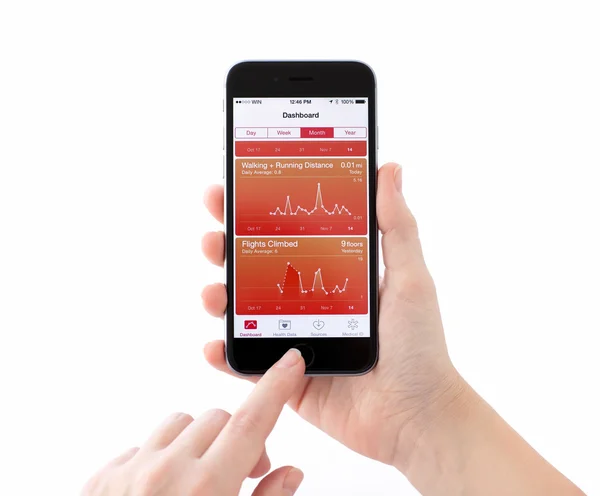 Alushta 2014年11月14日 新Iphone Space Gray与Apple Service Health一起出现在屏幕上 Iphone 6是由Apple Inc创建和开发的 — 图库照片