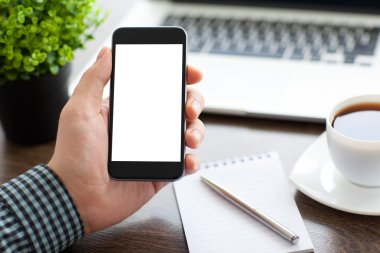 Masanın üzerinde bir telefon ile izole perde tutan adam