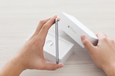 Alushta - 23 Ekim 2014: Elinde yeni bir iPhone 6 Space Gray tutan adam. iPhone 6 Apple Inc. tarafından oluşturuldu ve geliştirildi.