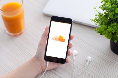 Alushta - 24 Ekim 2014: Ekranda müzik servisi SoundCloud ile iPhone 6 Space Gray 'i tutan kadın. iPhone 6 Apple Inc. tarafından oluşturuldu ve geliştirildi.