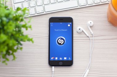 Alushta - 25 Ekim 2014: iPhone 6 Space Gray ve müzik servisi Shazam ekranda. iPhone 6 Apple Inc. tarafından oluşturuldu ve geliştirildi.