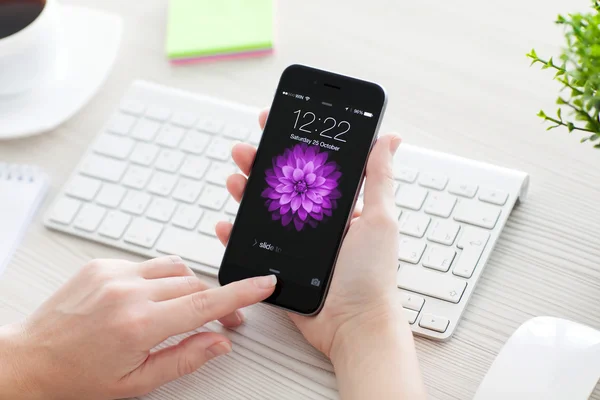 Aluschta Oktober 2014 Frau Entsperrt Ihr Handy Iphone Space Gray — Stockfoto