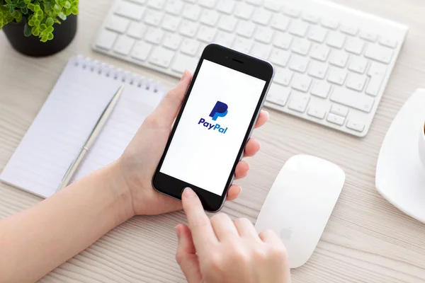 Alushta Ekim 2014 Ekranda Paypal Servisi Olan Iphone Space Gray — Stok fotoğraf