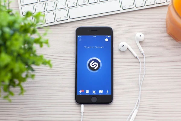 Alushta 2014年10月25日 Iphone Space Gray推出音乐服务Shazam Iphone 6是由Apple Inc创建和开发的 — 图库照片