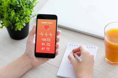 Telefon kartı sağlık izleme uygulaması ile holding kadınlar eller 