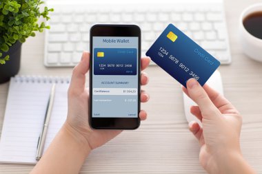 telefon ile online shoppin için mobil cüzdan tutan eller