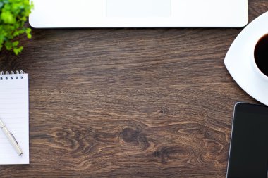 telefon, laptop, kaydedilen özellikler yalan ahşap bir masa üzerine