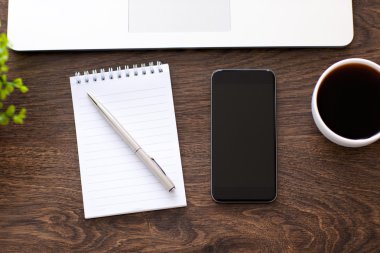 ofiste ahşap bir masa yatan telefon