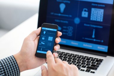 telefon programı ile akıllı tutarak ana sayfa ekranda adam