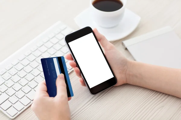 Vrouwelijke handen houden telefoon met geïsoleerd scherm en creditcard — Stockfoto