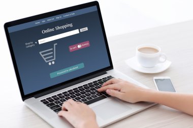 bilgisayar ve yapar online alışveriş oturan kız 