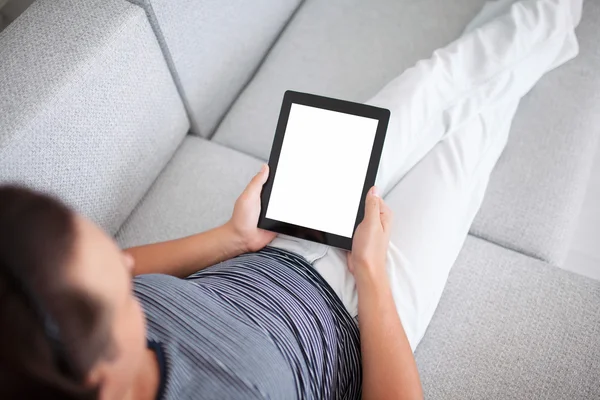 Homem segurando um tablet com tela isolada — Fotografia de Stock