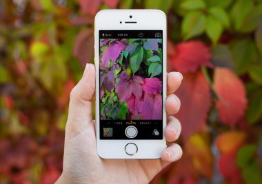 Alushta - 30 Eylül 2014: Ekranda sosyal ağ servisi Instagram 'lı iPhone 5 S tutan kadın. iPhone Apple tarafından oluşturuldu ve geliştirildi..