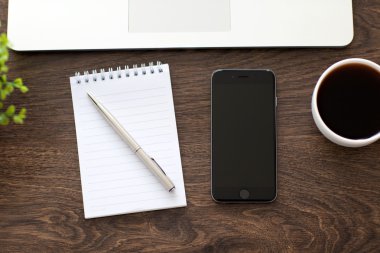 Alushta - 20 Kasım 2014: Masada yatan yeni telefon iPhone 6 Space Gray ve Macbook. iPhone 6 Apple Inc. tarafından oluşturuldu ve geliştirildi.